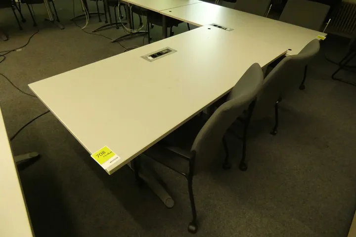 Tisch mit 2x Besucherstuhl